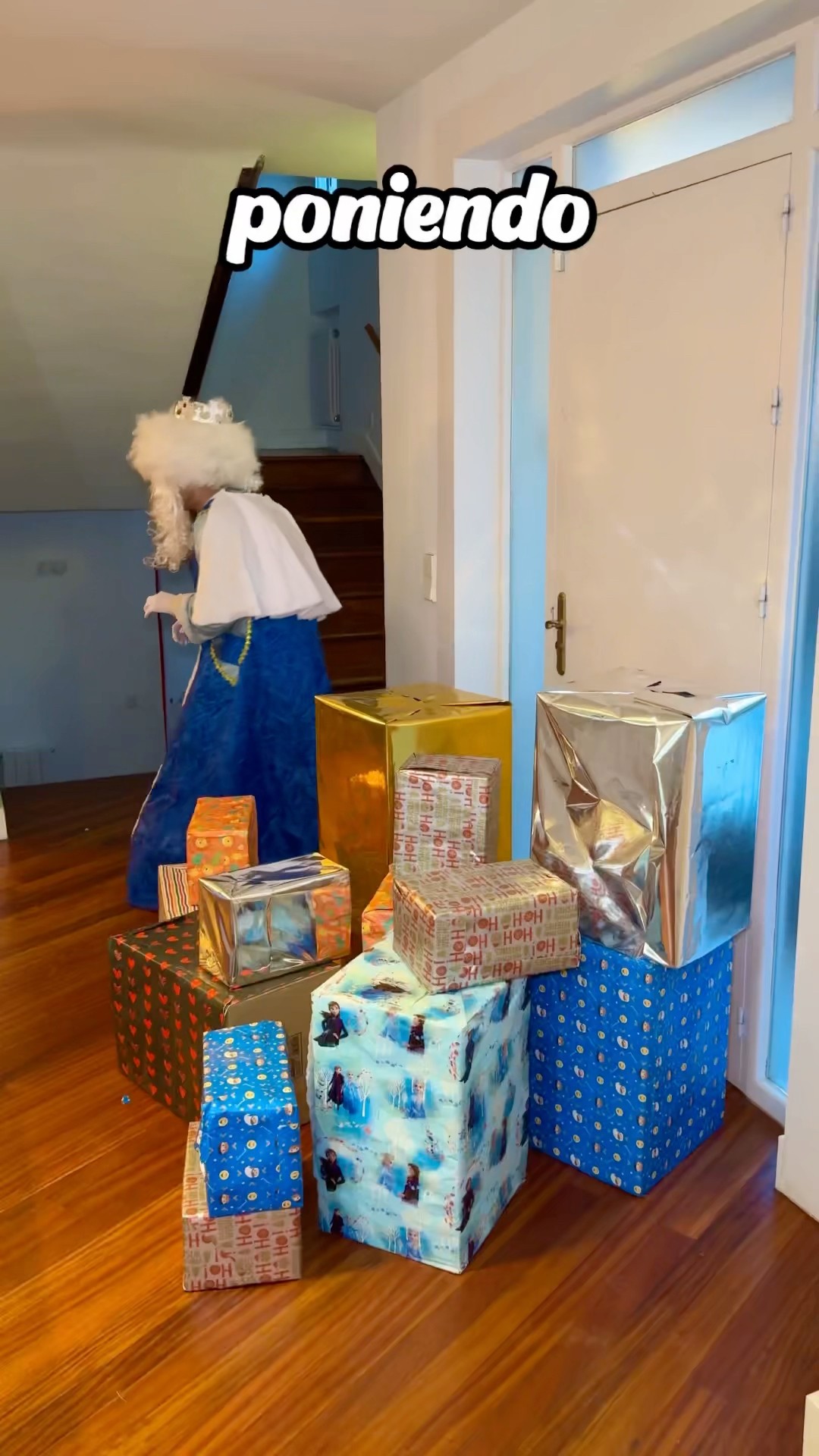 Pille al REY MAGO Poniendo los REGALOS!